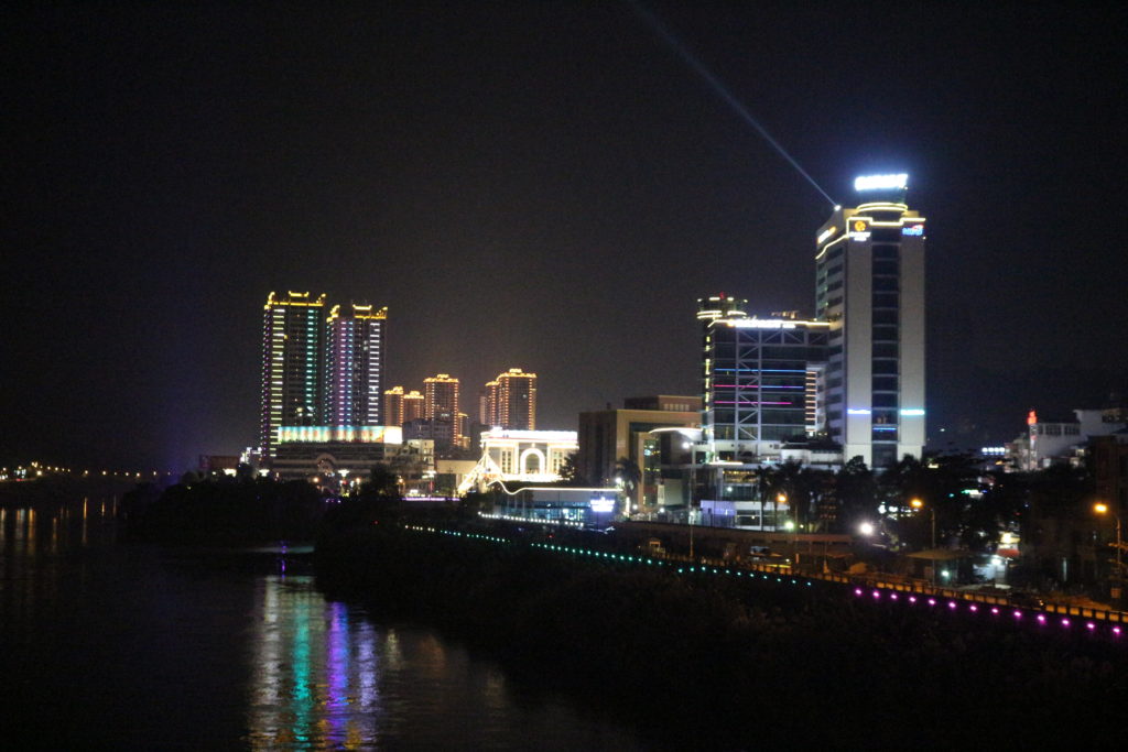ライトアップされたラオカイと河口の町並みが見られる。