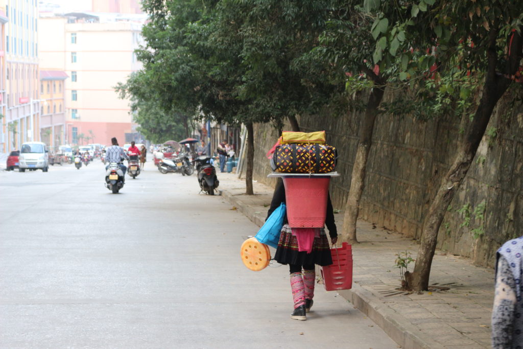河口の町を歩いていたベトナムの少数民族衣装を着た人