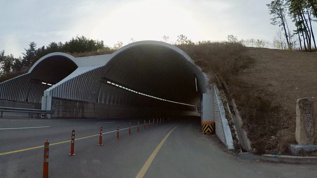 山間の道路にあったトンネル