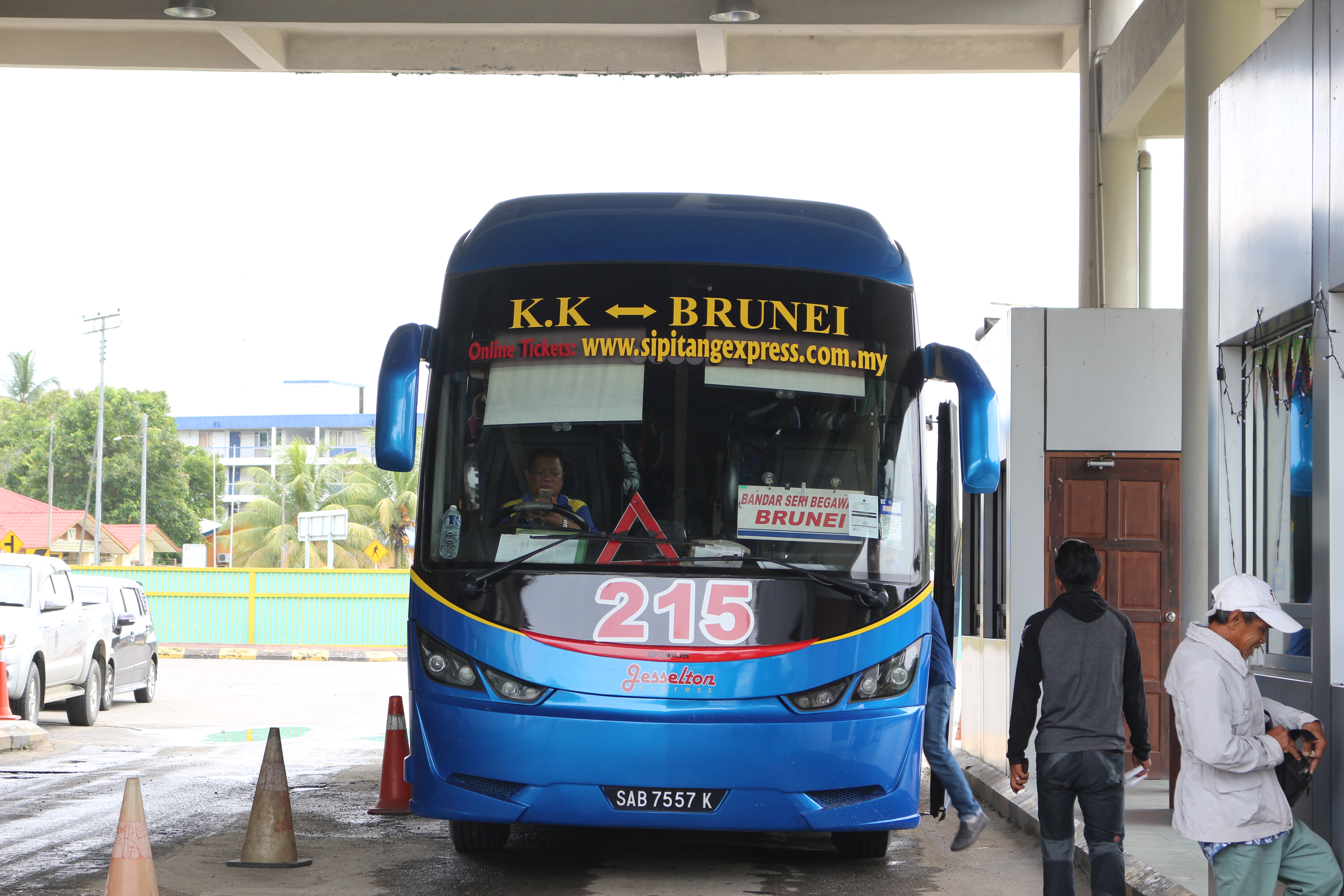 コタキナバルーブルネイを走る国際バス