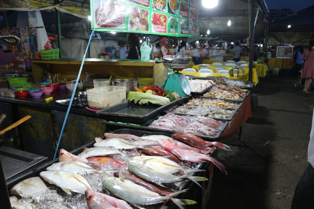 市場に並ぶ魚