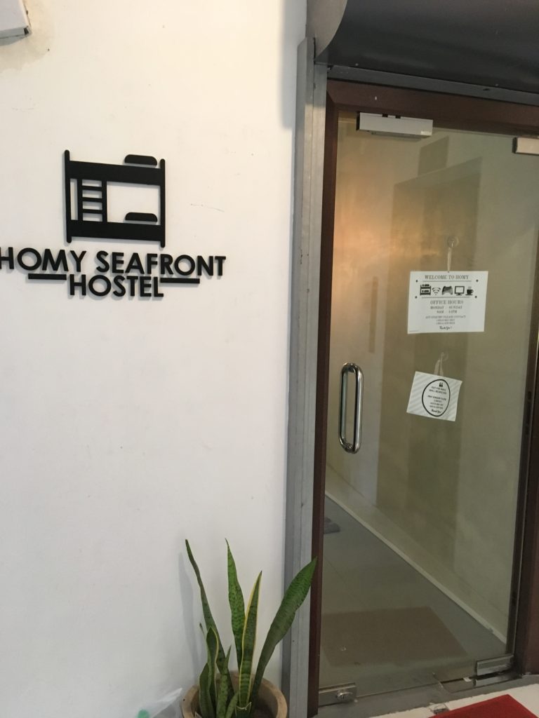 Homy Seafront Hostelの入り口