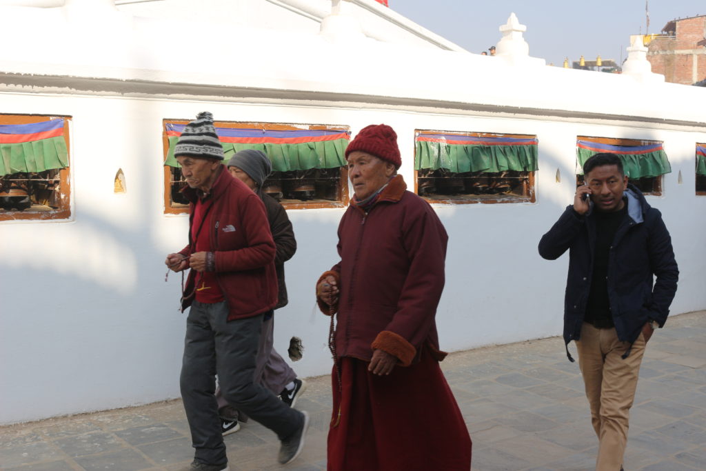 仏塔の周りをまわるチベット仏教の信者達