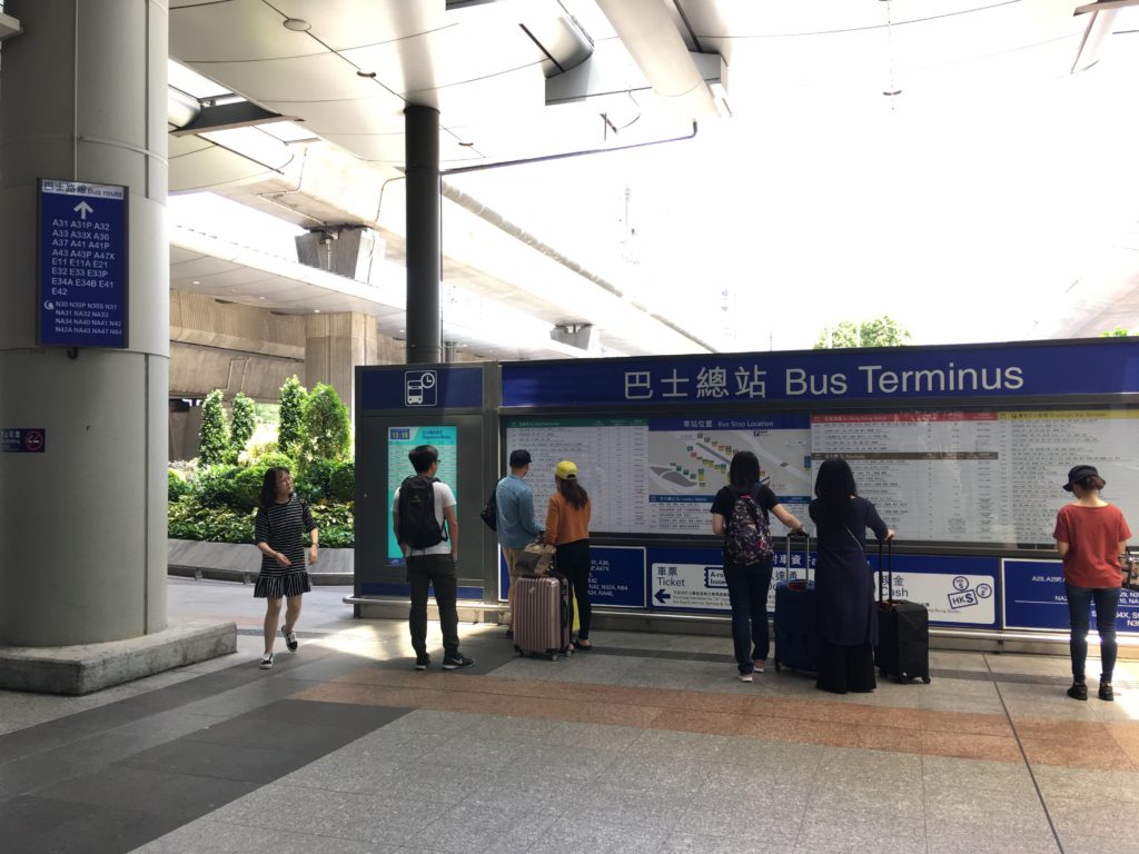 香港国際空港の巴士（バス）と書かれた案内板に従ってバス乗り場へ向かいます。