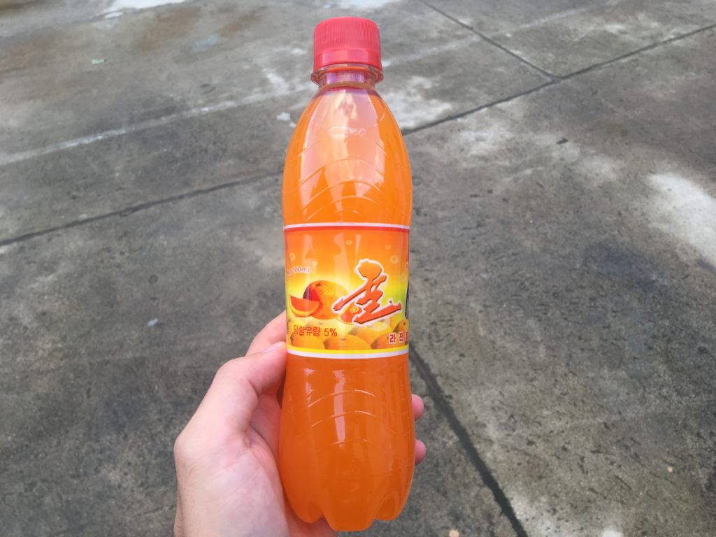 工場で生産されたてのオレンジジュースを買いました